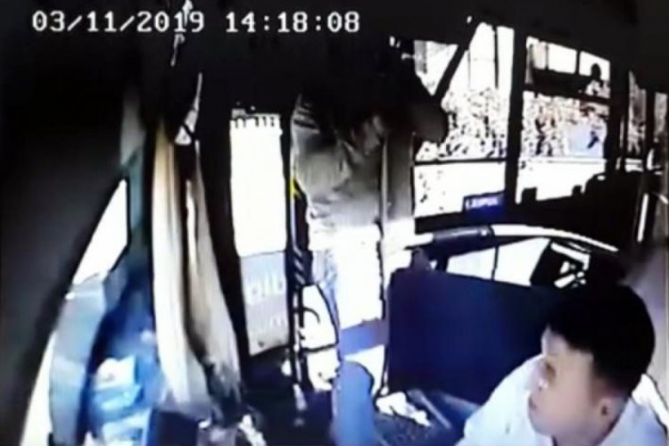 Engelli kartıyla otob&uuml;se binen şahıs şof&ouml;re saldırdı