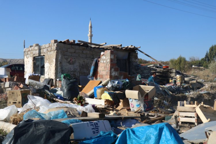 Nafakasını &ouml;deyemeyen adam barakada yaşam m&uuml;cadelesi veriyor