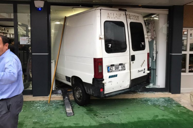 Kontrolden &ccedil;ıkan kamyonet giyim mağazasına girdi
