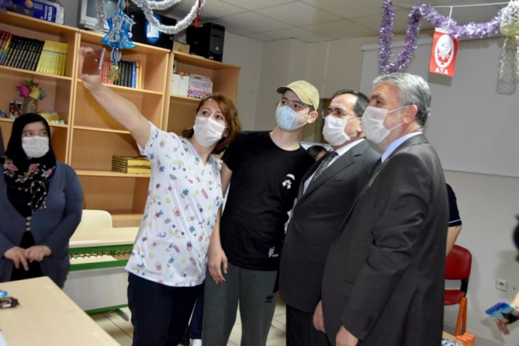 Başkan ve Rekt&ouml;r l&ouml;semili &ccedil;ocuklarla
