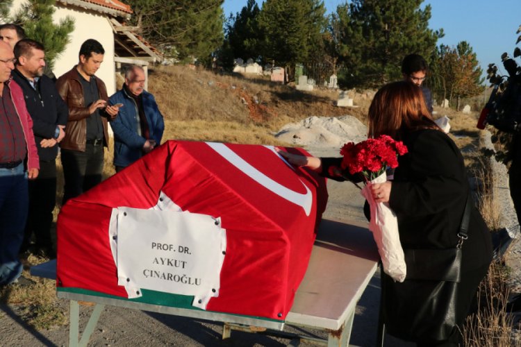 Arkeolog, 20 yıldır kazı yaptığı alanın yanına defnedildi