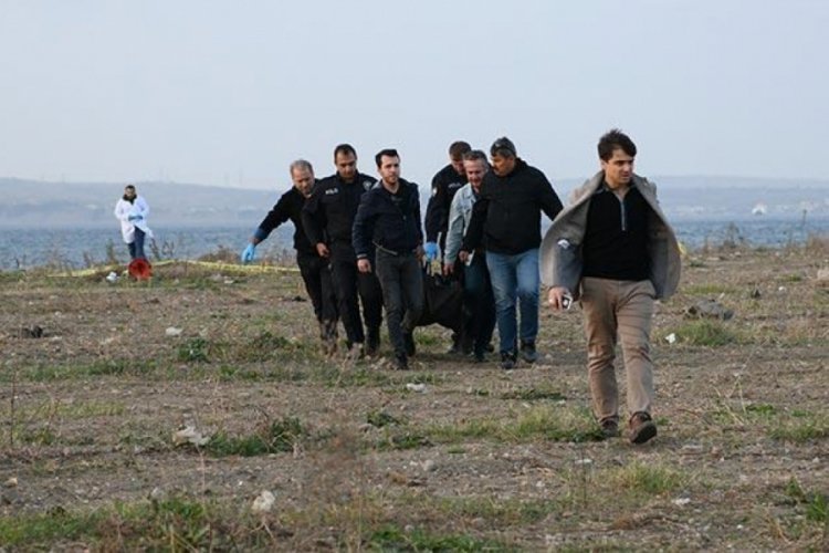 &Ccedil;anakkale sahilinde &ouml;len yaşlı kadının &uuml;st&uuml;n&uuml; kumlar kapatınca g&uuml;nlerce fark edilmedi