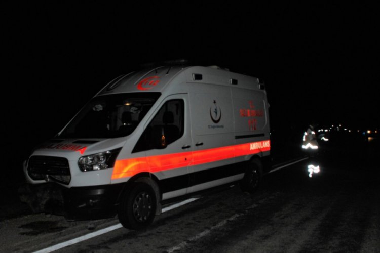Ambulans domuza, arkasındaki otomobil de ambulansa &ccedil;arptı: 3 yaralı