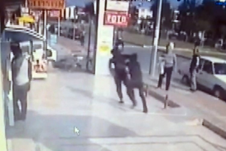 'U&ccedil;an tekme'yle d&uuml;şen gasp&ccedil;ı ve sevgilisini &ouml;zel ekip yakaladı