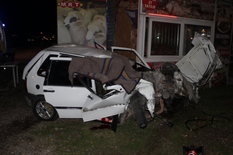 Otomobil tıra arkadan &ccedil;arptı: 1 &ouml;l&uuml;, 1 yaralı
