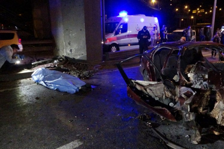 Otomobil k&ouml;pr&uuml; ayağına &ccedil;arptı: 2 &ouml;l&uuml;, 3 yaralı