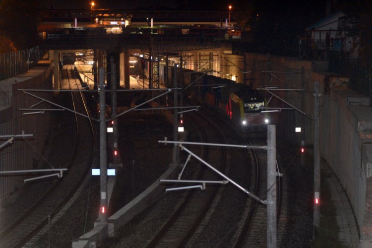 İstanbul Boğazı'nda tarihi an! Dev tren Avrupa yakasına ge&ccedil;ti