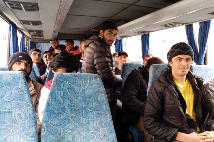 Panelvan kamyonetten 30 ka&ccedil;ak g&ouml;&ccedil;men &ccedil;ıktı