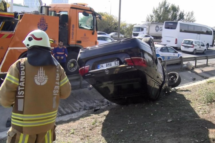 Emniyet şeridindeki minib&uuml;se &ccedil;arpan ara&ccedil; takla attı