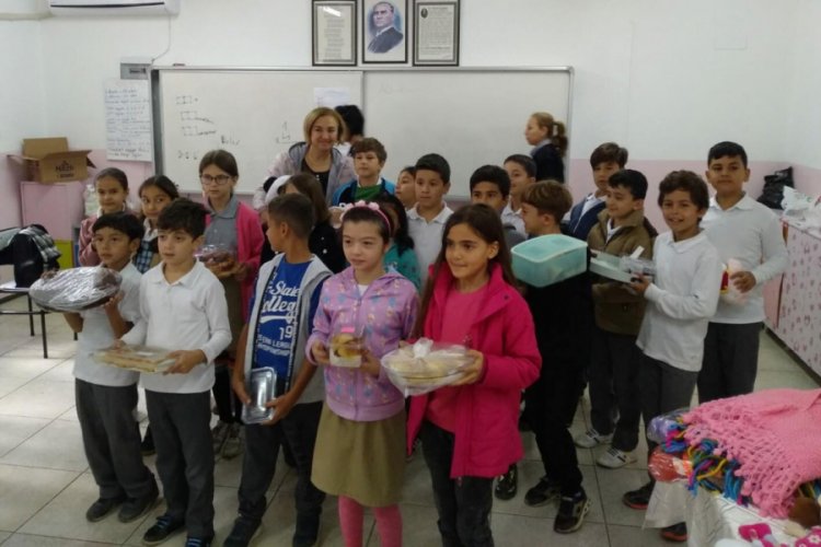 Minikler, kermeste satış yaparak l&ouml;semili yaşıtlarına destek oldu
