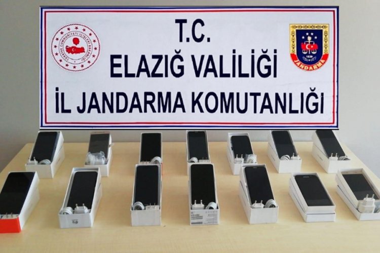 G&uuml;mr&uuml;k ka&ccedil;ağı telefonlar ele ge&ccedil;irildi