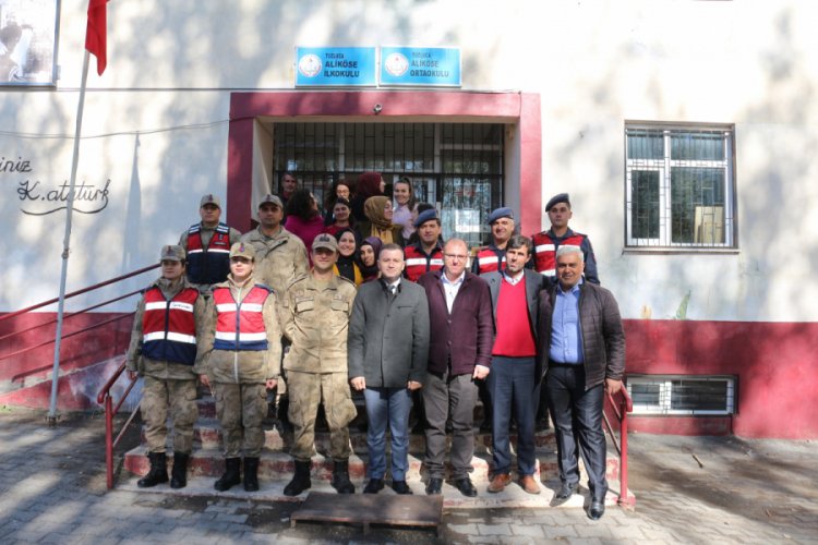 Jandarmadan &ouml;ğrencilere ayakkabı ve kıyafet yardımı