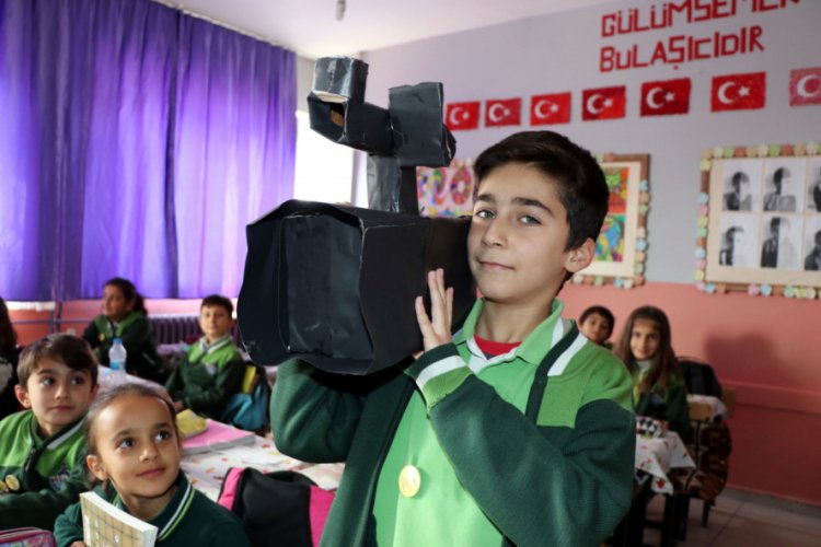 Kartondan kamera ile hayalini ger&ccedil;ekleştirdi