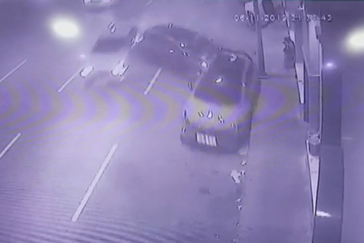 &Ouml;nce &ouml;n&uuml;ndeki araca sonra da park halindeki ara&ccedil;lara &ccedil;arptı