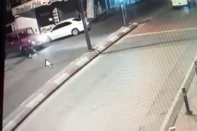 Kadının yola d&uuml;ş&uuml;rd&uuml;ğ&uuml; telefonu kamyonetten inip aldı