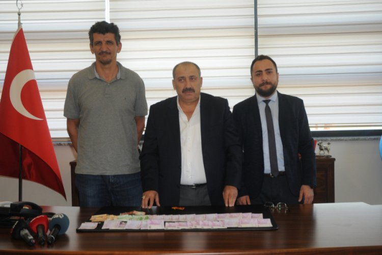 İstanbul Havalimanı'nda taksici aracında bulduğu parayı sahibine teslim etti