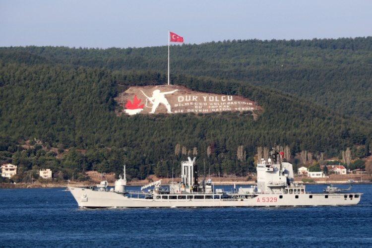 NATO'ya bağlı savaş gemileri, &Ccedil;anakkale Boğazı'ndan ge&ccedil;ti