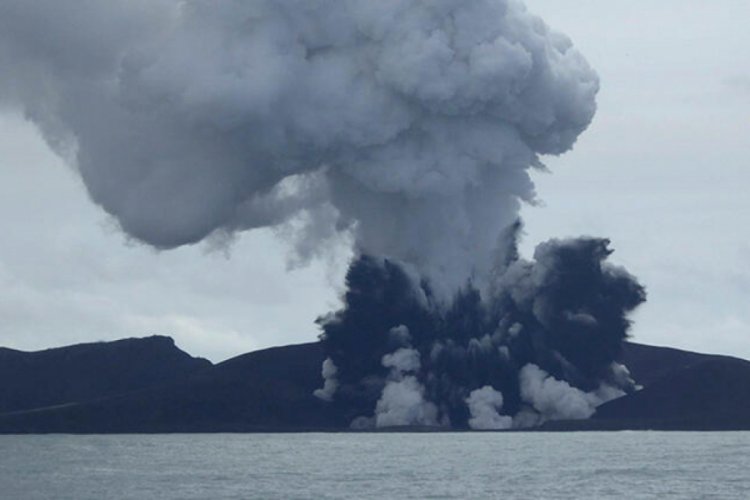 Tonga'da denizaltı yanardağı patladı, bir ada battı