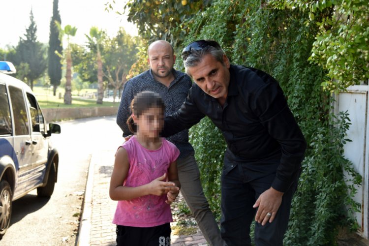 Parkta d&ouml;v&uuml;len k&uuml;&ccedil;&uuml;k kızı polis teselli etti