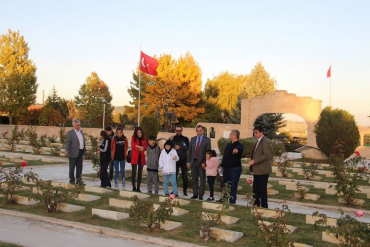 Mezun olduğu ortaokulun &ouml;ğrencilerine g&ouml;rev yaptığı il&ccedil;eyi tanıttı