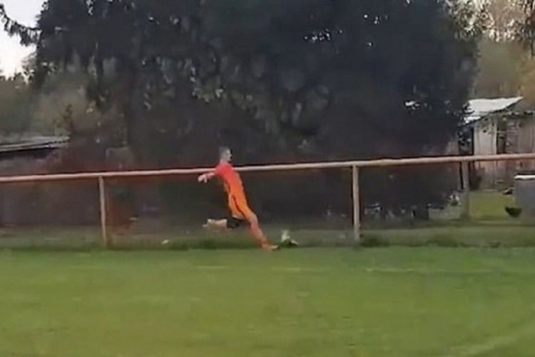 Sahaya giren tavuğu tekmeleyerek &ouml;ld&uuml;ren futbolcuya kırmızı kart