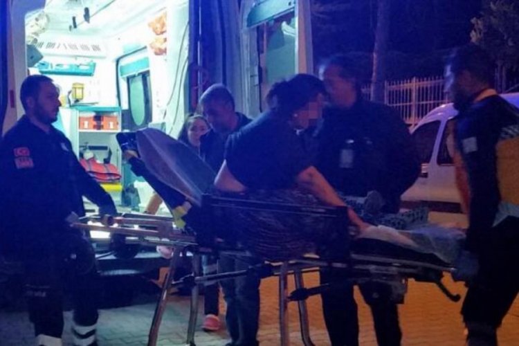 16 yaşındaki gen&ccedil; annesini sırtından bı&ccedil;akladı