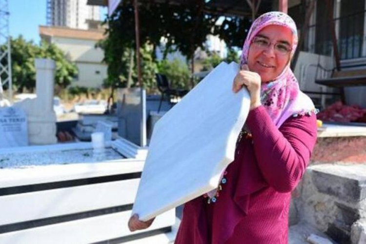 Evde boş oturmamak i&ccedil;in mermer mezar taşı &uuml;retimine başladı