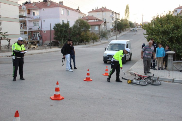 Hafif ticari aracın &ccedil;arptığı bisikletli &ccedil;ocuk kurtarılamadı
