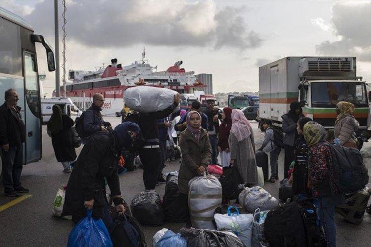 Adalardaki d&uuml;zensiz g&ouml;&ccedil;menlerin ana karaya taşınması devam ediyor