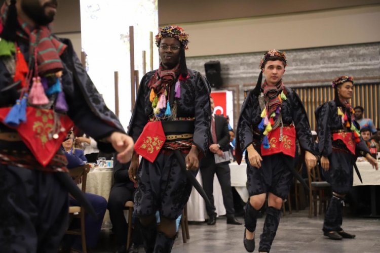 Yabancı &ouml;ğrenciler, İstiklal Marşı okudu