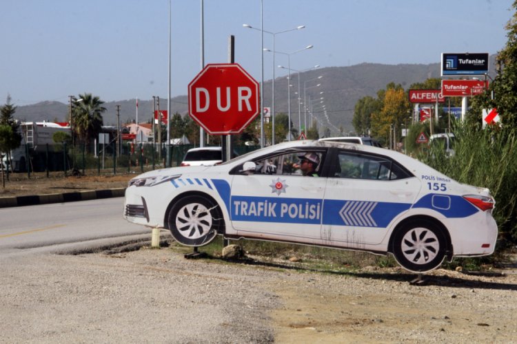 Maket polis aracının tepe lambasını &ccedil;aldılar