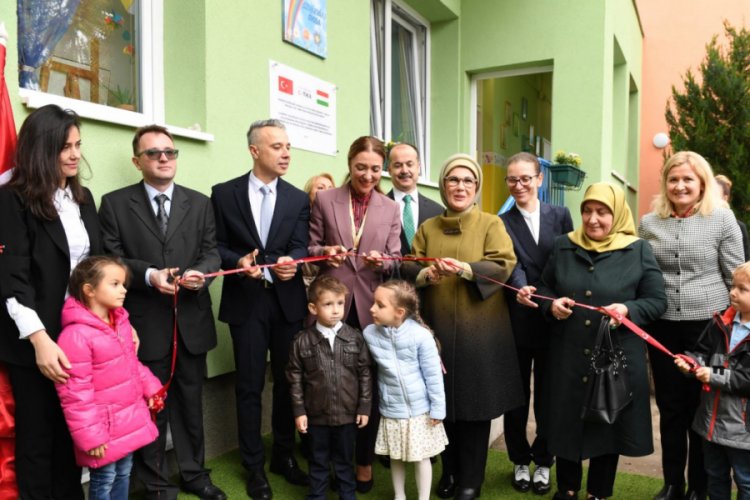 Emine Erdoğan, Macaristan Kispest Gokkuşağı Anaokulu a&ccedil;ılışına katıldı