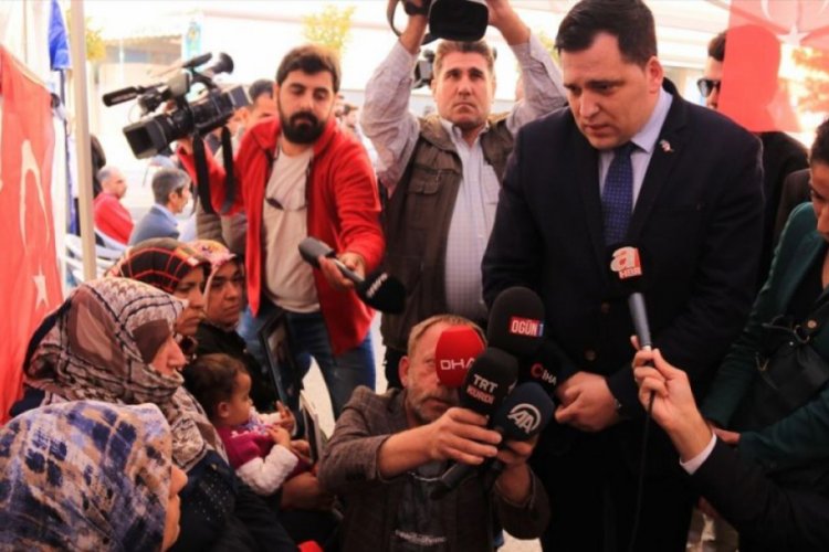 AP &uuml;yesi Zdechovsky, oturma eylemi yapan aileleri ziyaret etti
