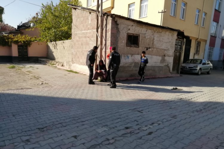 Annesinin kolunu kesip kendini eve kilitledi