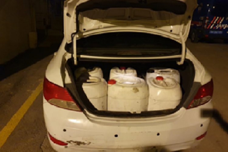 Otomobil bagajında &ccedil;alınan 250 litre akaryakıt ele ge&ccedil;irildi