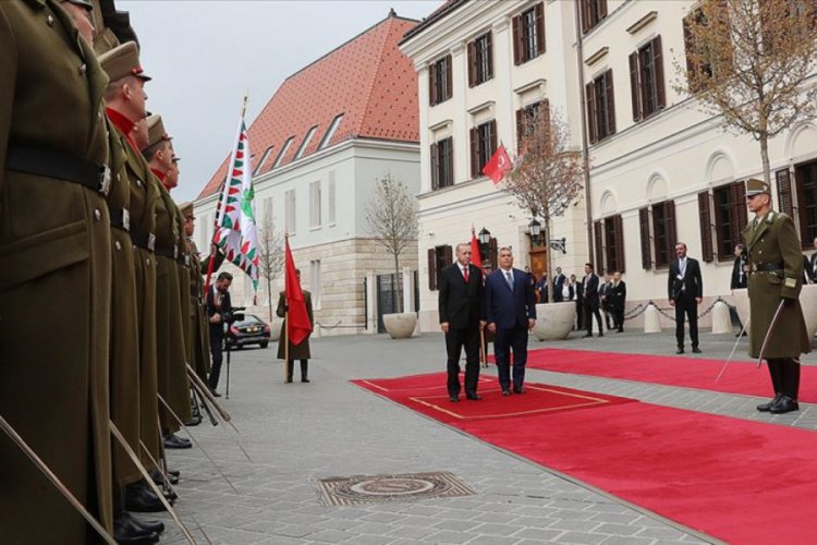 Cumhurbaşkanı Erdoğan Macaristan'da resmi t&ouml;renle karşılandı