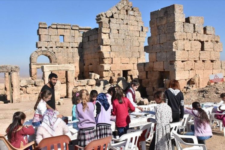 Öğrenciler tarihi 3 bin yıllık Zerzevan Kalesi'nde öğreniyor