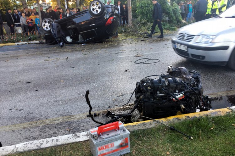 Ağaca &ccedil;arpan otomobil ters d&ouml;nd&uuml;, motoru yerinden fırladı
