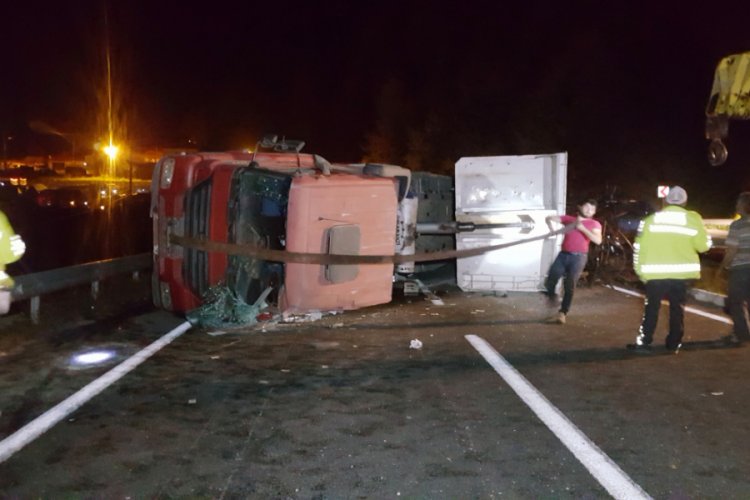 Tır devrildi, Zonguldak-D&uuml;zce karayolu trafiğe kapandı