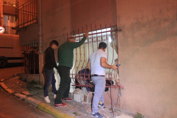 Kontrolden &ccedil;ıkan ara&ccedil;, evin salonuna girdi