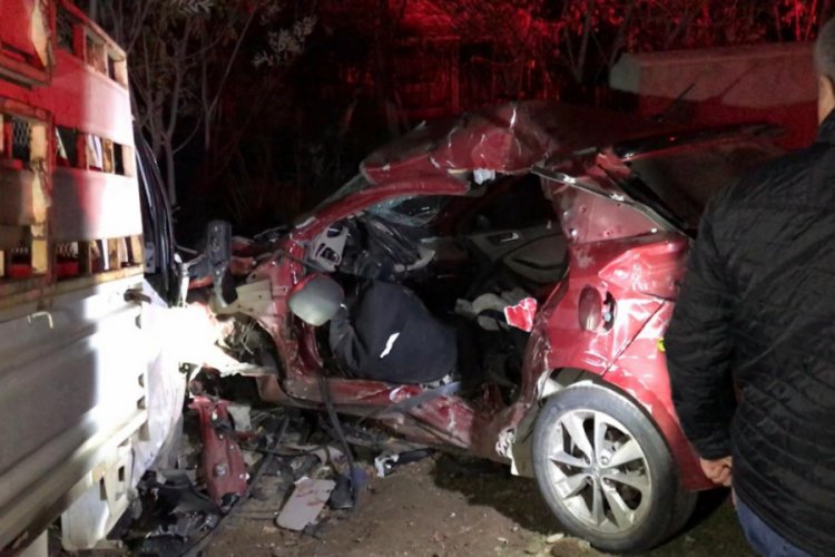Kamyonet ile otomobil &ccedil;arpıştı: 2 &ouml;l&uuml;, 3 yaralı