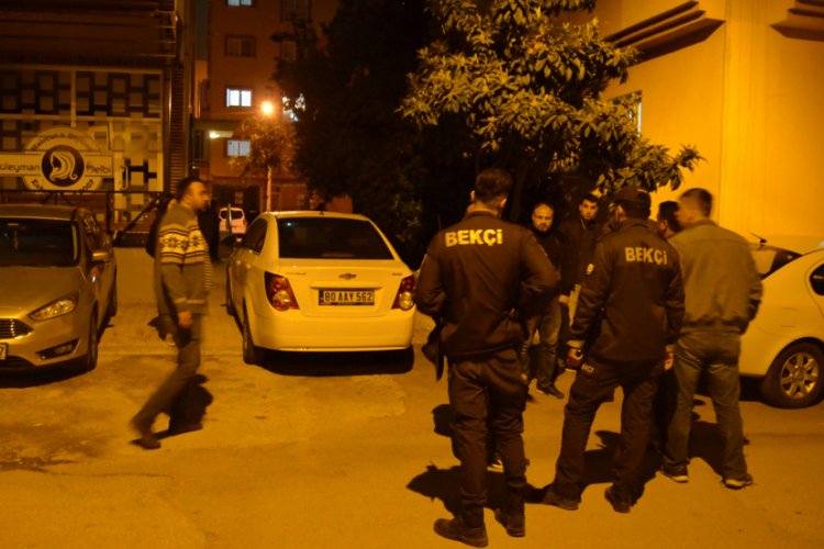 Evinin &ouml;n&uuml;nde silahlı saldırıya uğrayan gen&ccedil; yaralandı