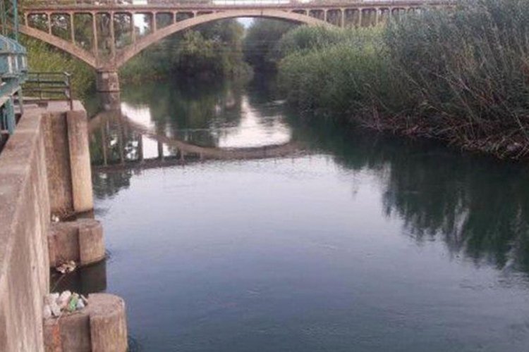 Yaşlı adam, nehrin kenarında bileklerini keserek intihar etti