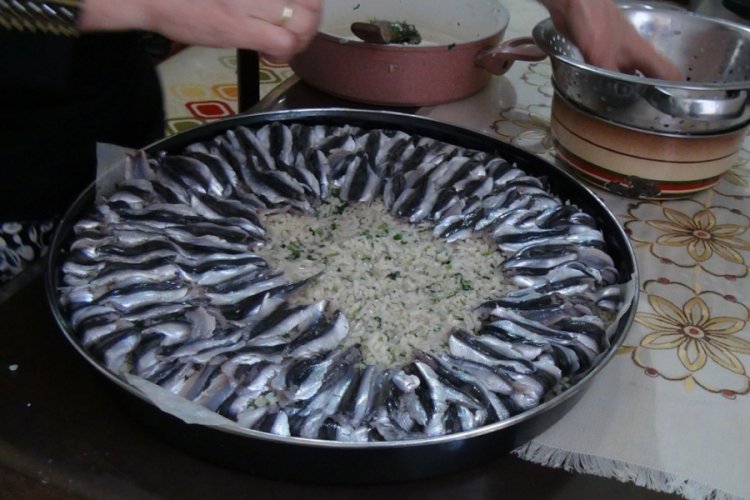 Karadeniz'in vazge&ccedil;ilmez lezzeti: Hamsili pilav