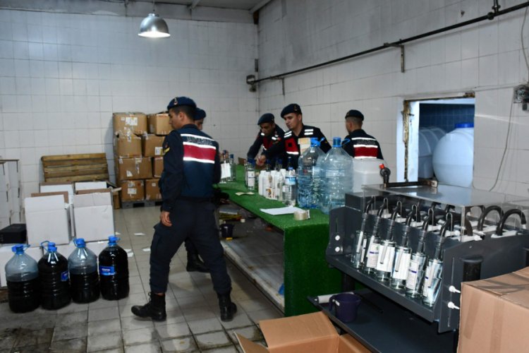 Eski s&uuml;t fabrikasını, sahte i&ccedil;ki imalathanesine &ccedil;evirmişler