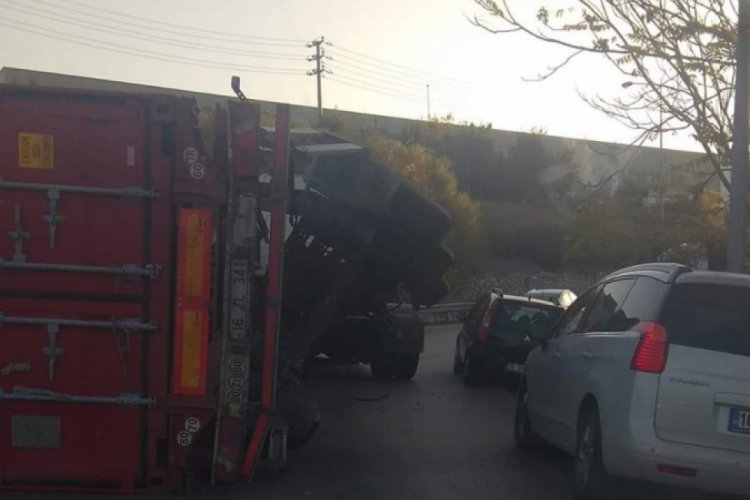 Bursa'da devrilen tır yolu trafiğe kapattı! (&Ouml;ZEL HABER)