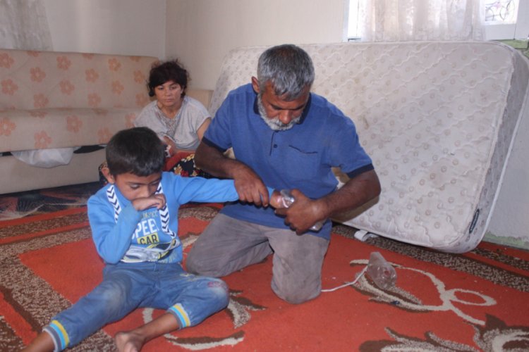 Minik Yusuf'un dramı: S&uuml;rekli ısırdığı ellerini plastik şişeye bağlıyorlar