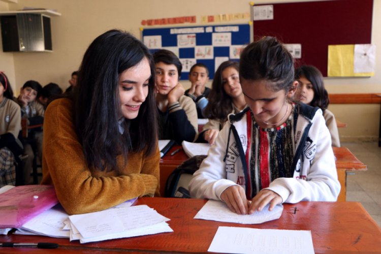 Reyhan &ouml;ğretmen, g&ouml;rmeyen &ouml;ğrencisine ışık oldu