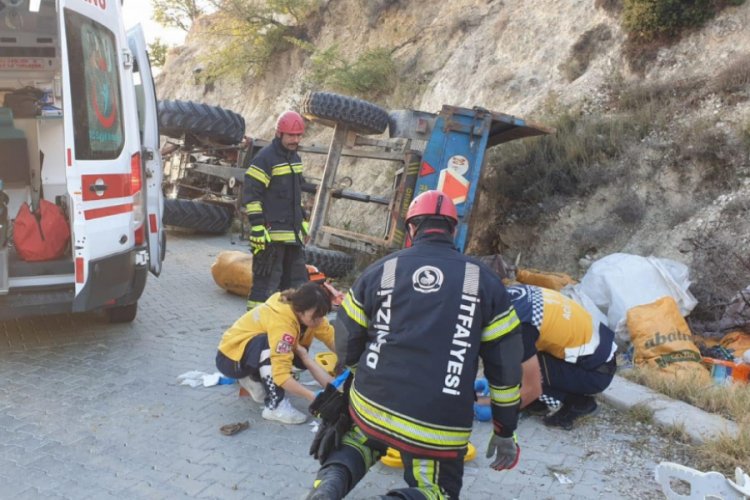 İş&ccedil;i taşıyan trakt&ouml;r devrildi: 9 yaralı