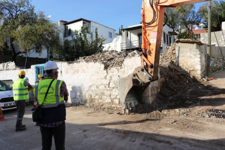 100 yıllık tescilli bina yıkıldı